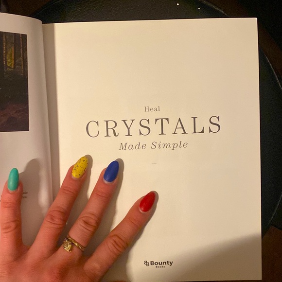 Healing crystals made simple . Stunning and informative little book on crystals - Picture 3 of 6